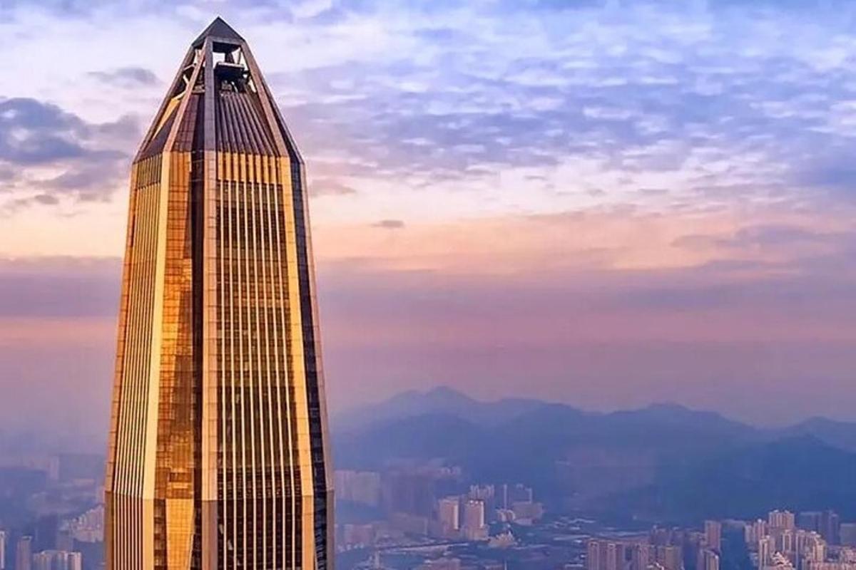 a tall skyscraper in the middle of a city