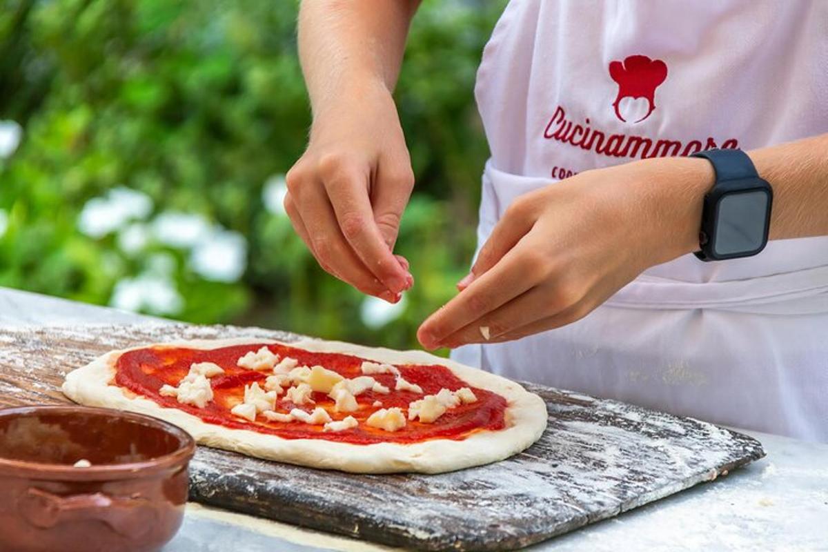Maður er að búa til pizzu á borði