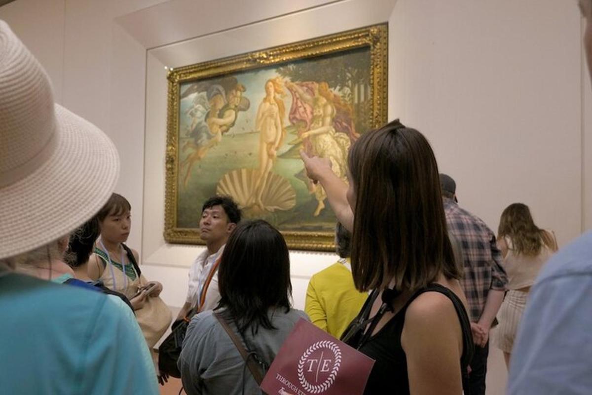 sekelompok orang sedang melihat lukisan di museum