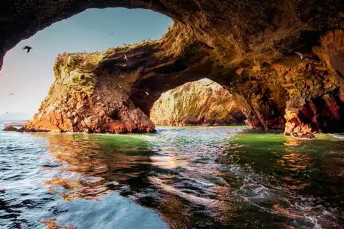 velká jeskyně ve vodě poblíž oceánu