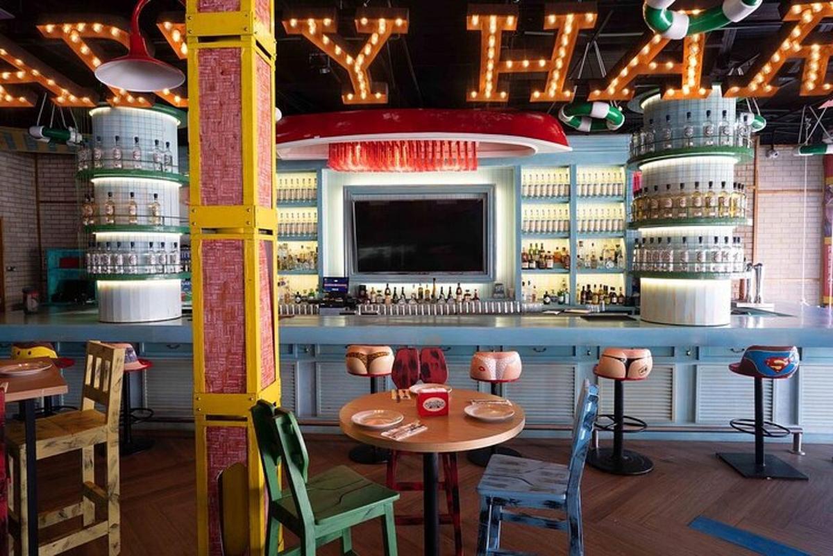 um restaurante com um bar com mesa e cadeiras
