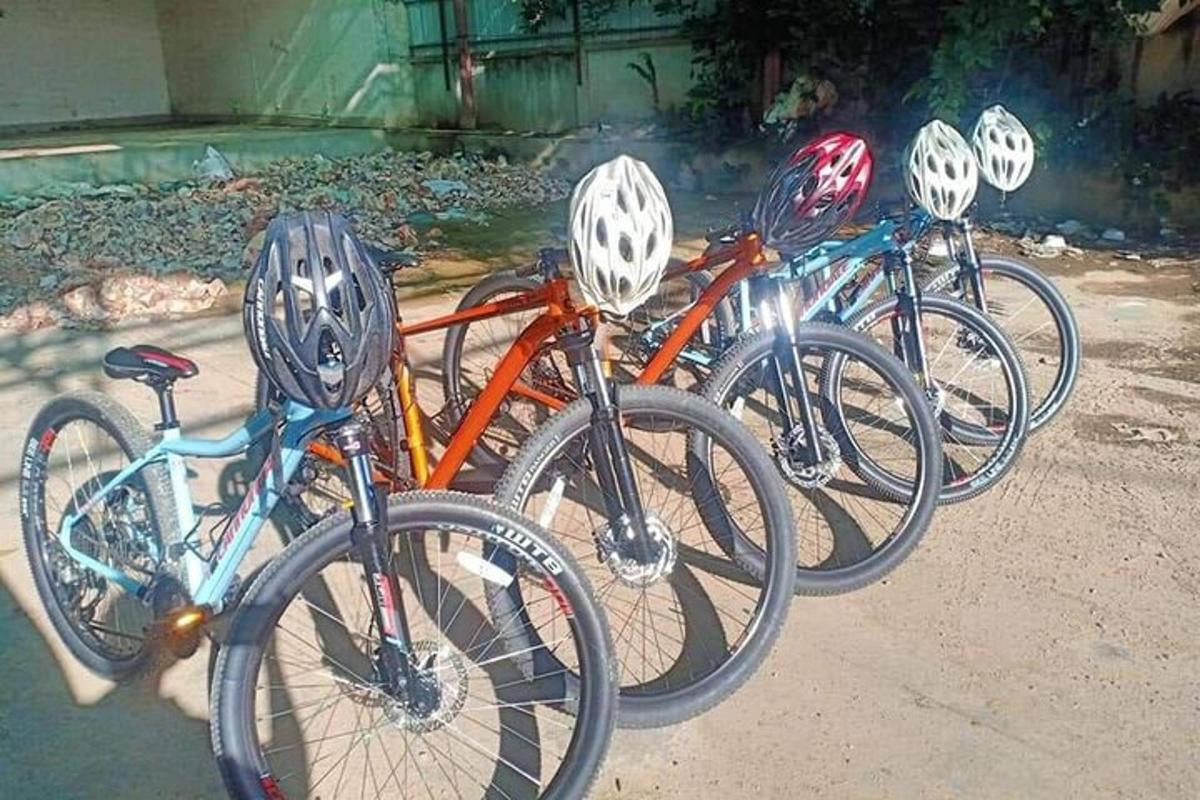 skupina kol zaparkovaných vedle sebe s přilbami
