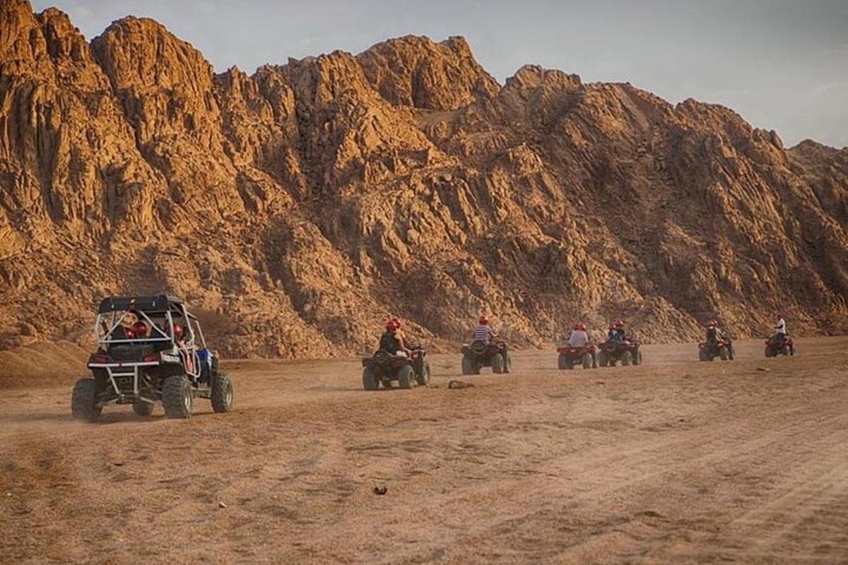 Un grupo de personas montando en elefantes en el desierto.
