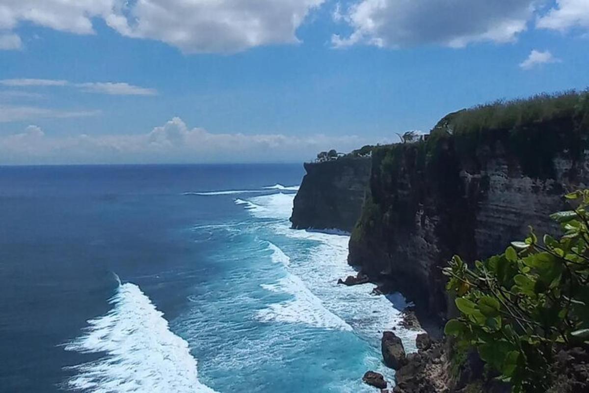 pemandangan lautan dari tebing
