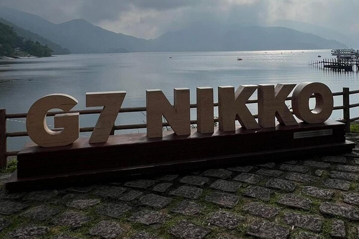 egy tó mellett álló, celtikon feliratú tábla