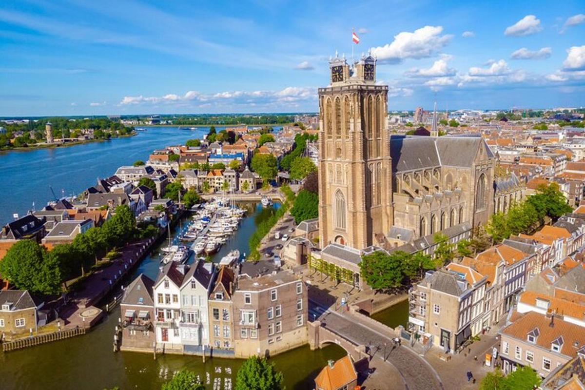 una vista aerea di una città con una torre dell'orologio