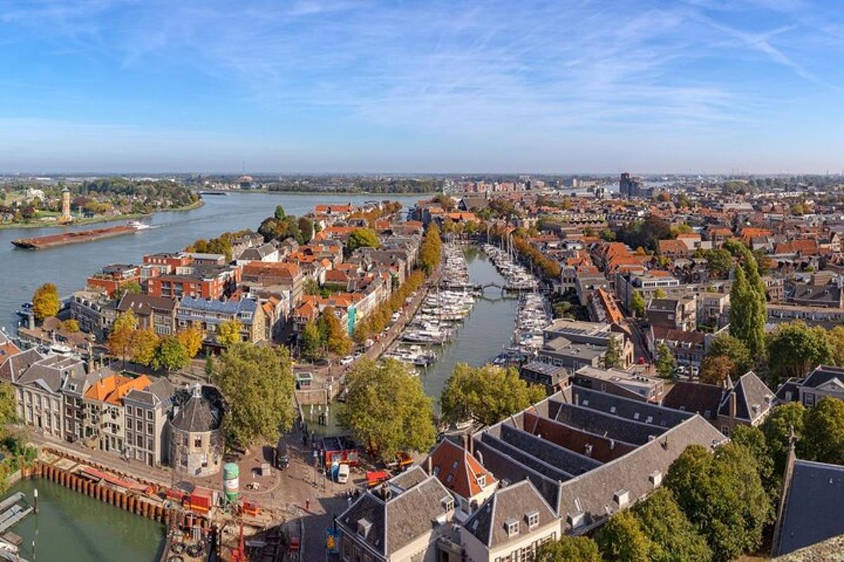 una vista aerea di una città con un fiume