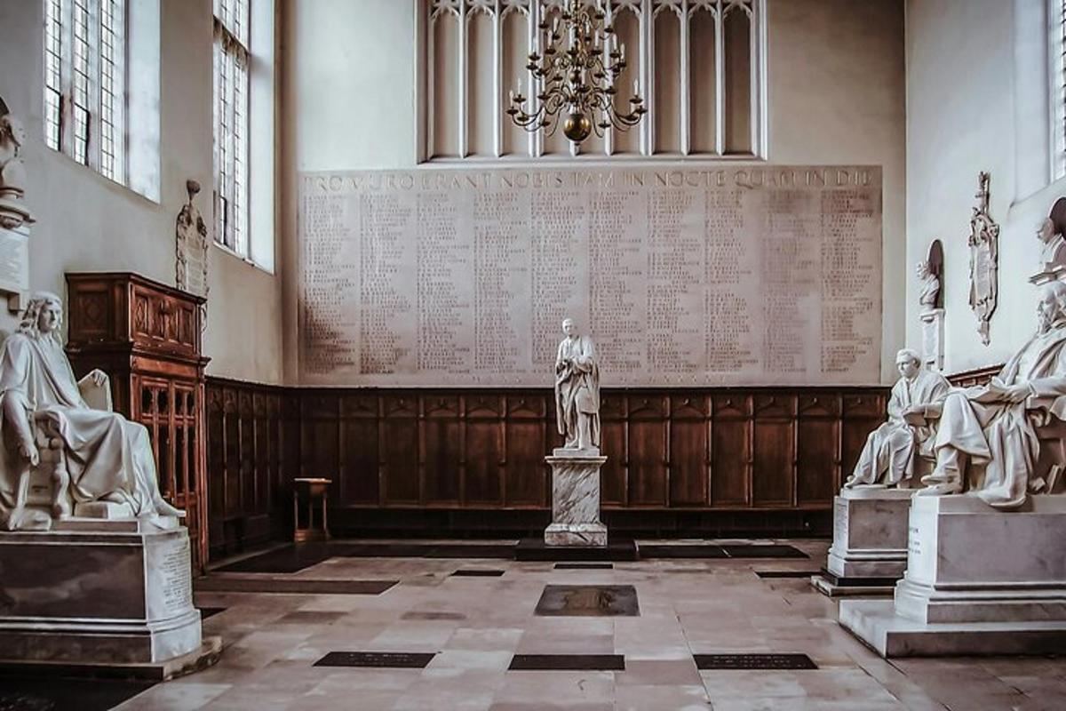 Una habitación con estatuas de personas en un edificio.