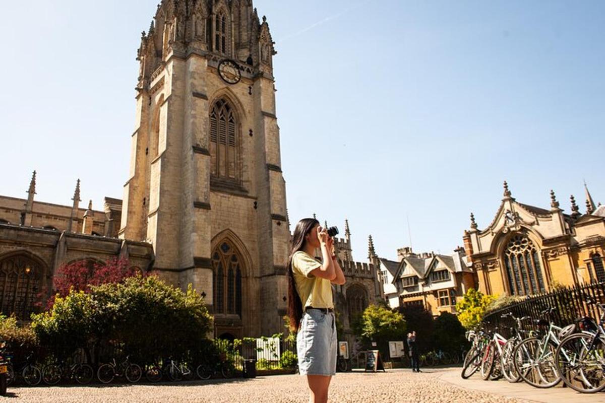 une femme prenant une photo d'un bâtiment avec une tour d'horloge