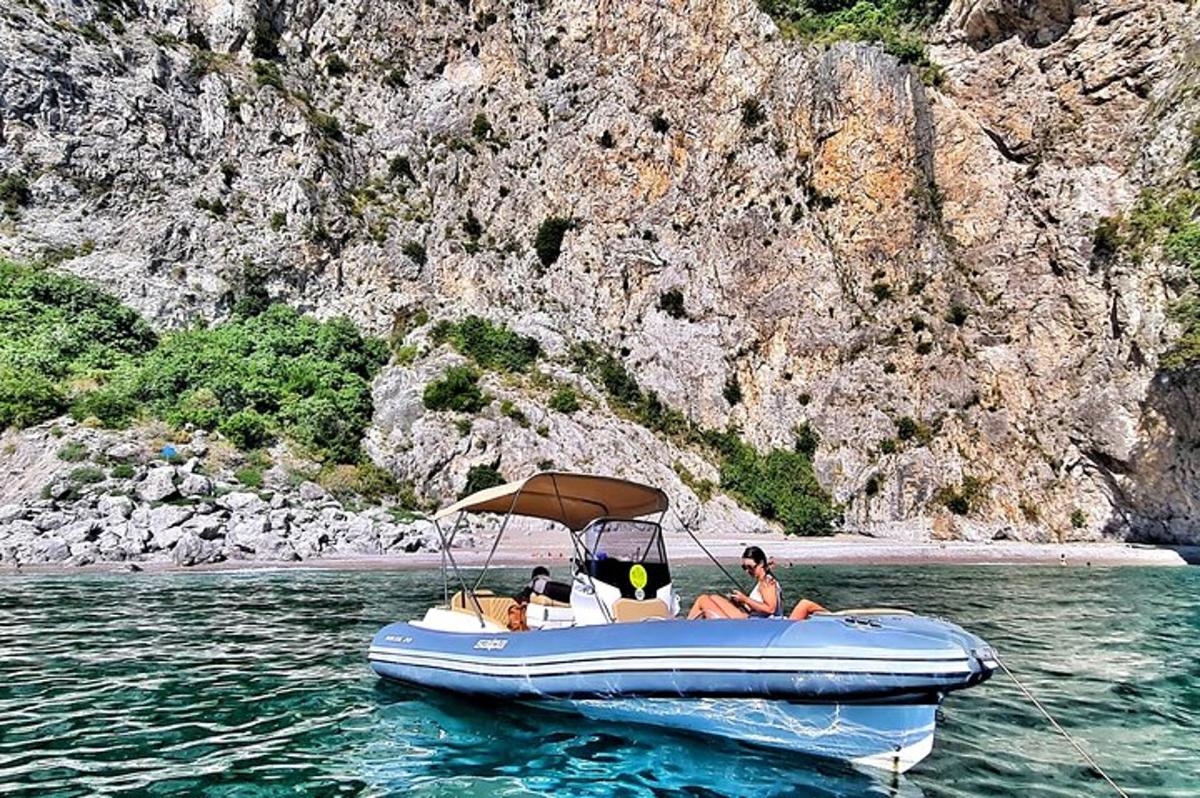una barca con due persone e un cane in acqua