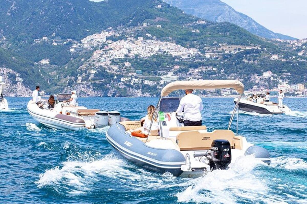 un gruppo di persone su barche in acqua