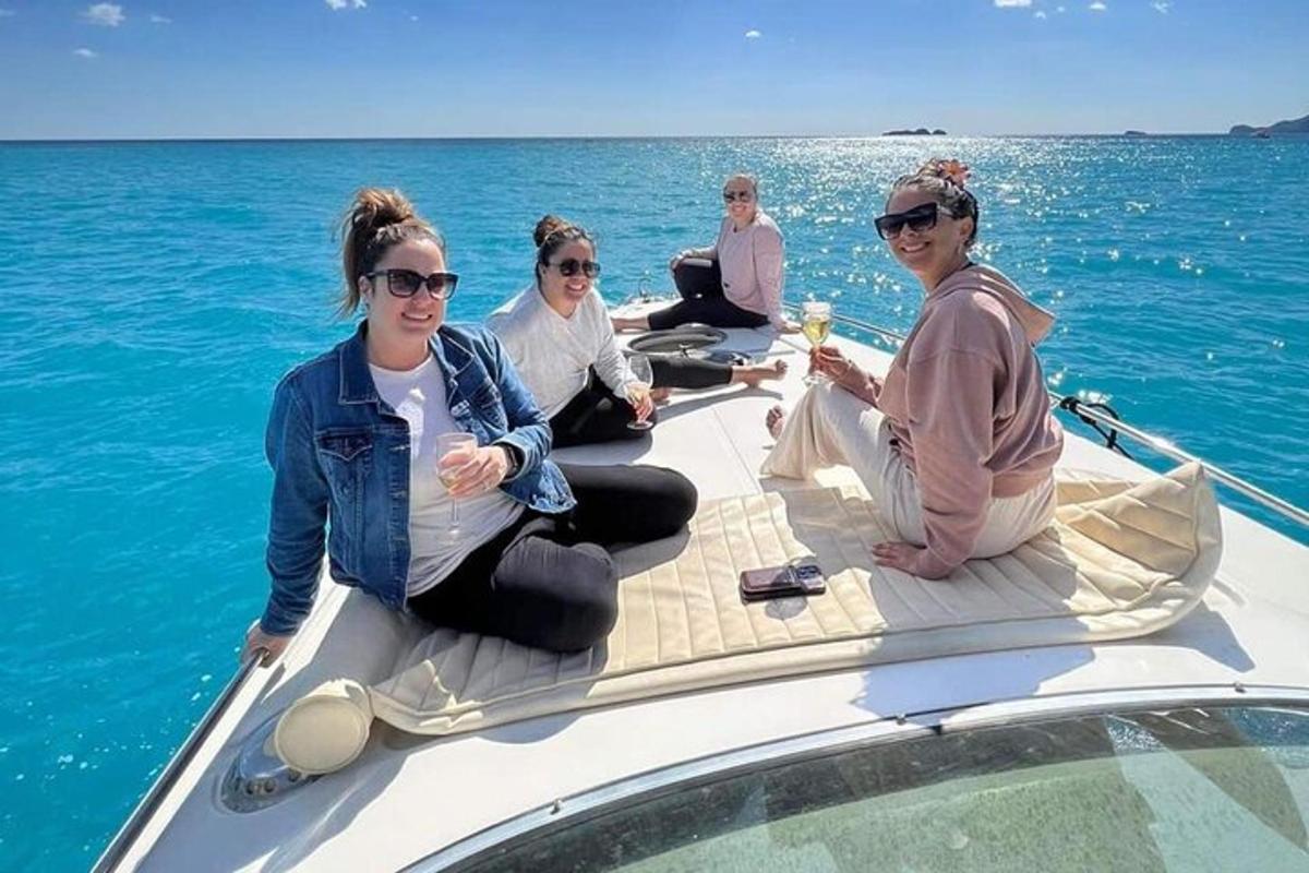 un gruppo di donne sedute su una barca in acqua
