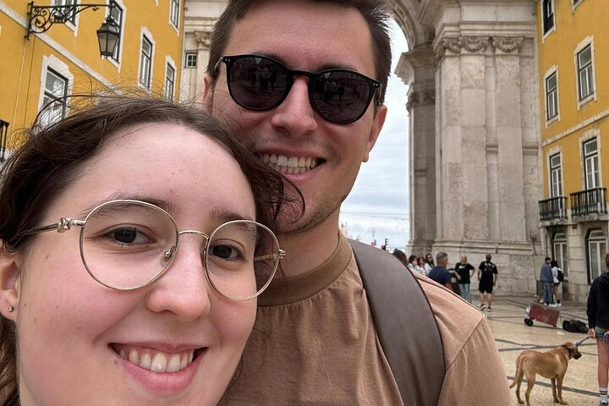 un uomo e una donna in piedi davanti a un edificio