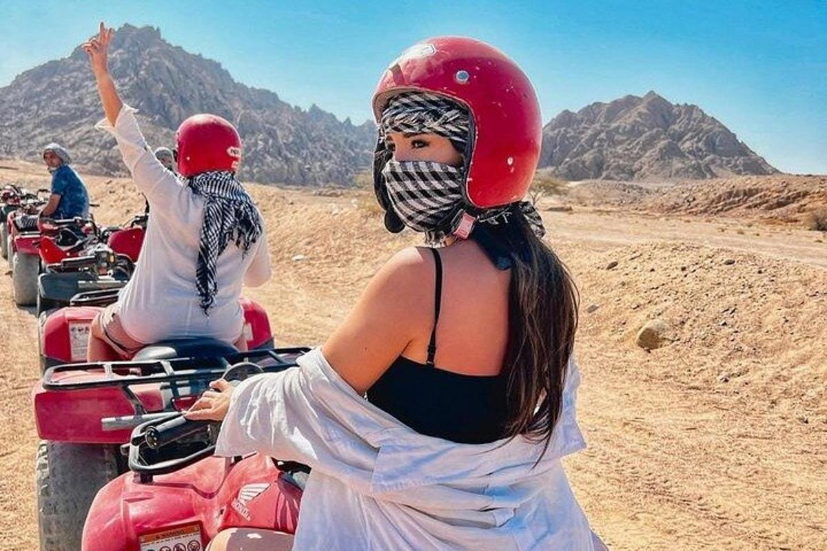 du žmonės važiuoja motociklu dykumoje