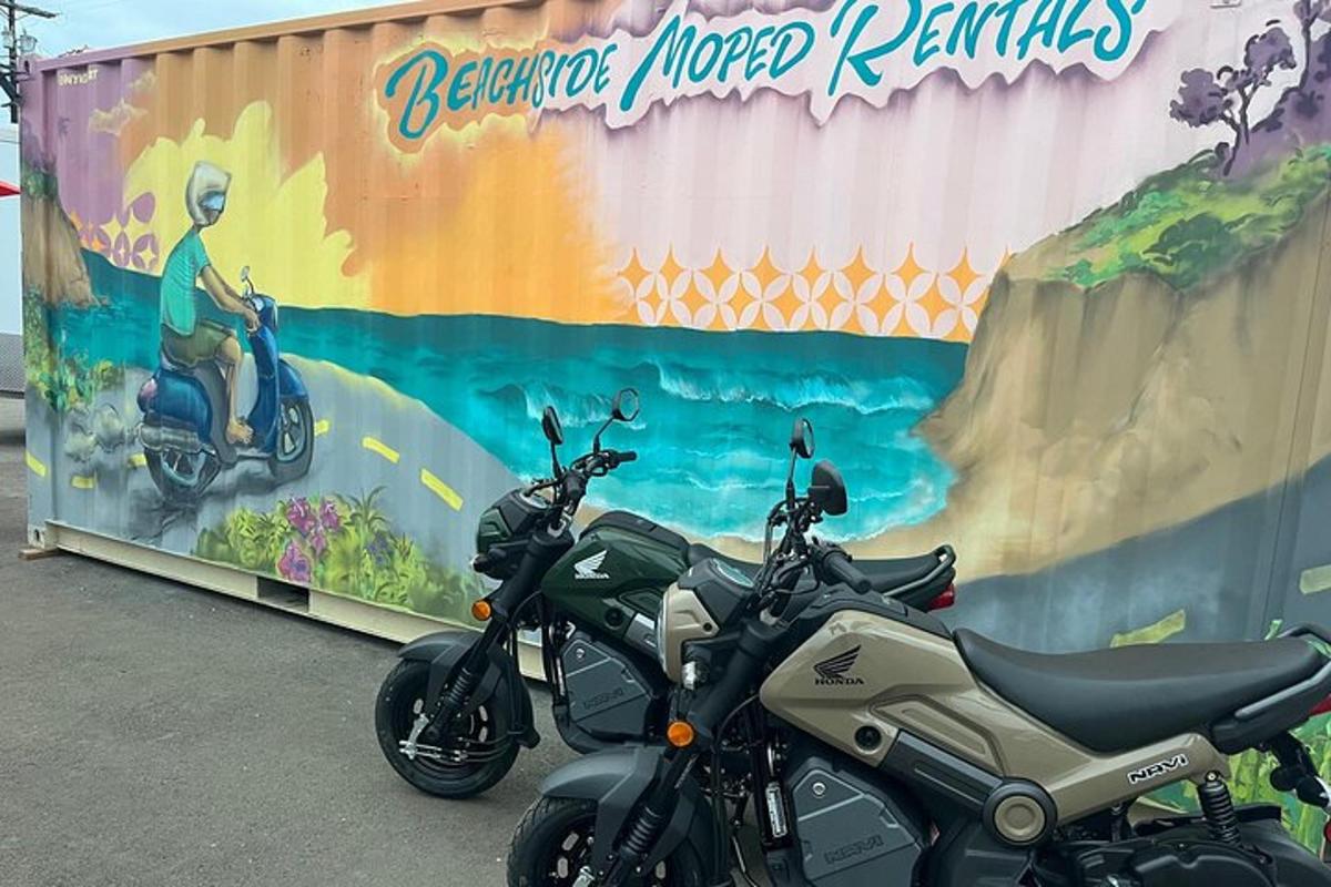 una motocicleta aparcada davant d'una paret amb un mural