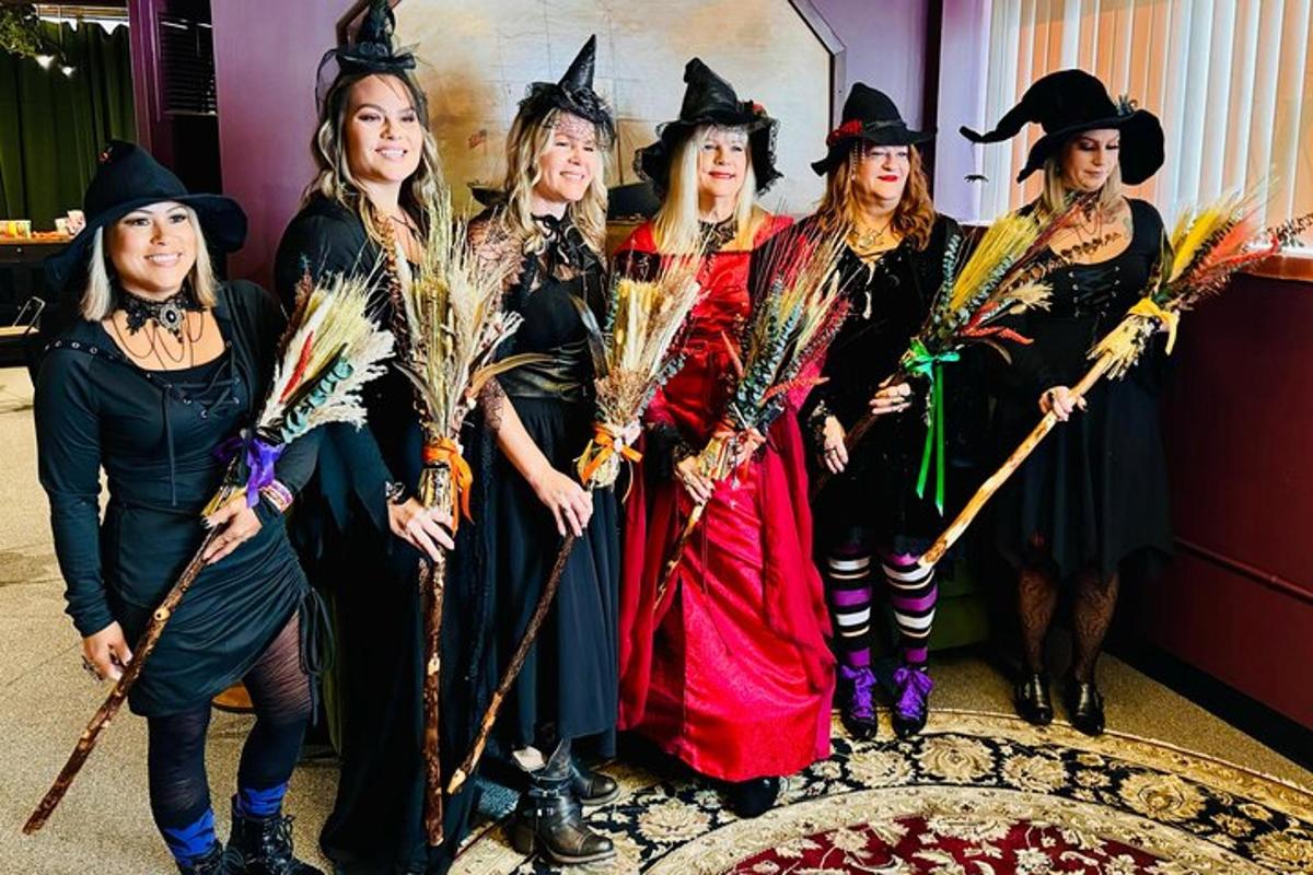 un grup de femei îmbrăcate în costume de vrăjitoare