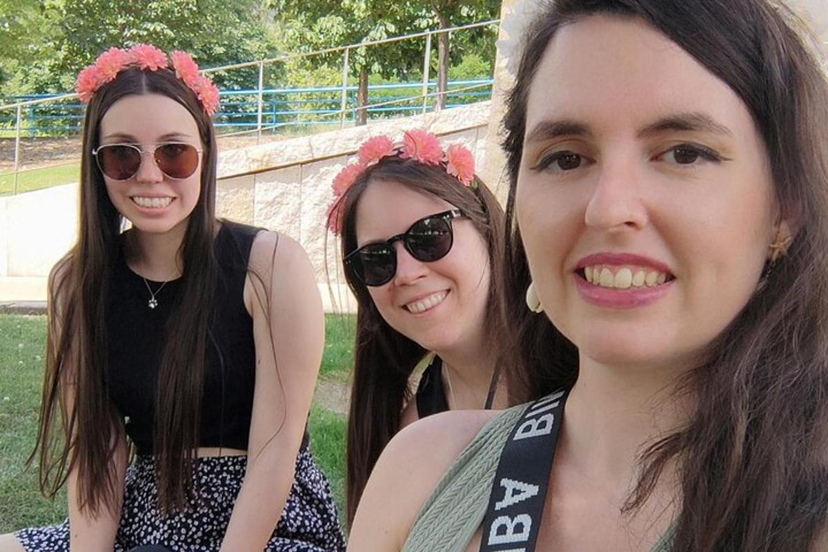 három lány virággal a hajukban pózol egy képhez