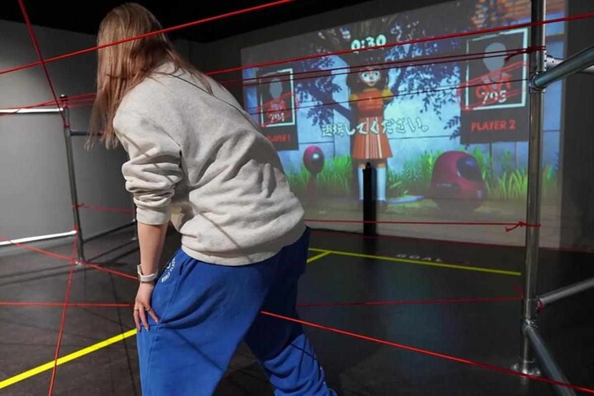 en kvinne som står foran et videospill
