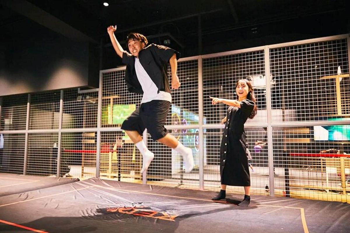 ชายและหญิงกระโดดขึ้นไปกลางอากาศบนเวที