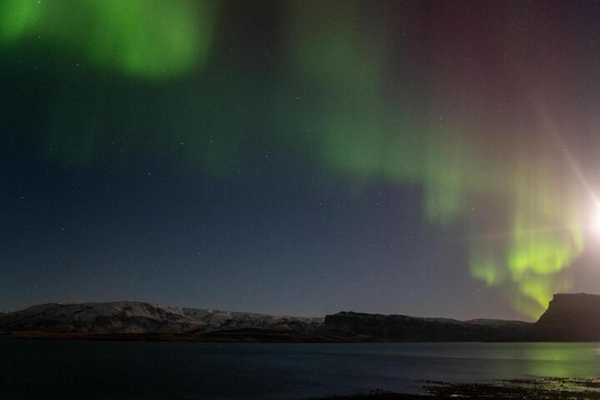 ein Bild der Aurora, die am Himmel tanzt