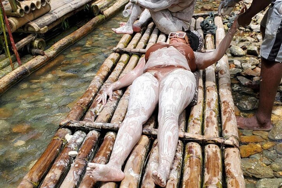 un uomo sdraiato su una zattera in acqua