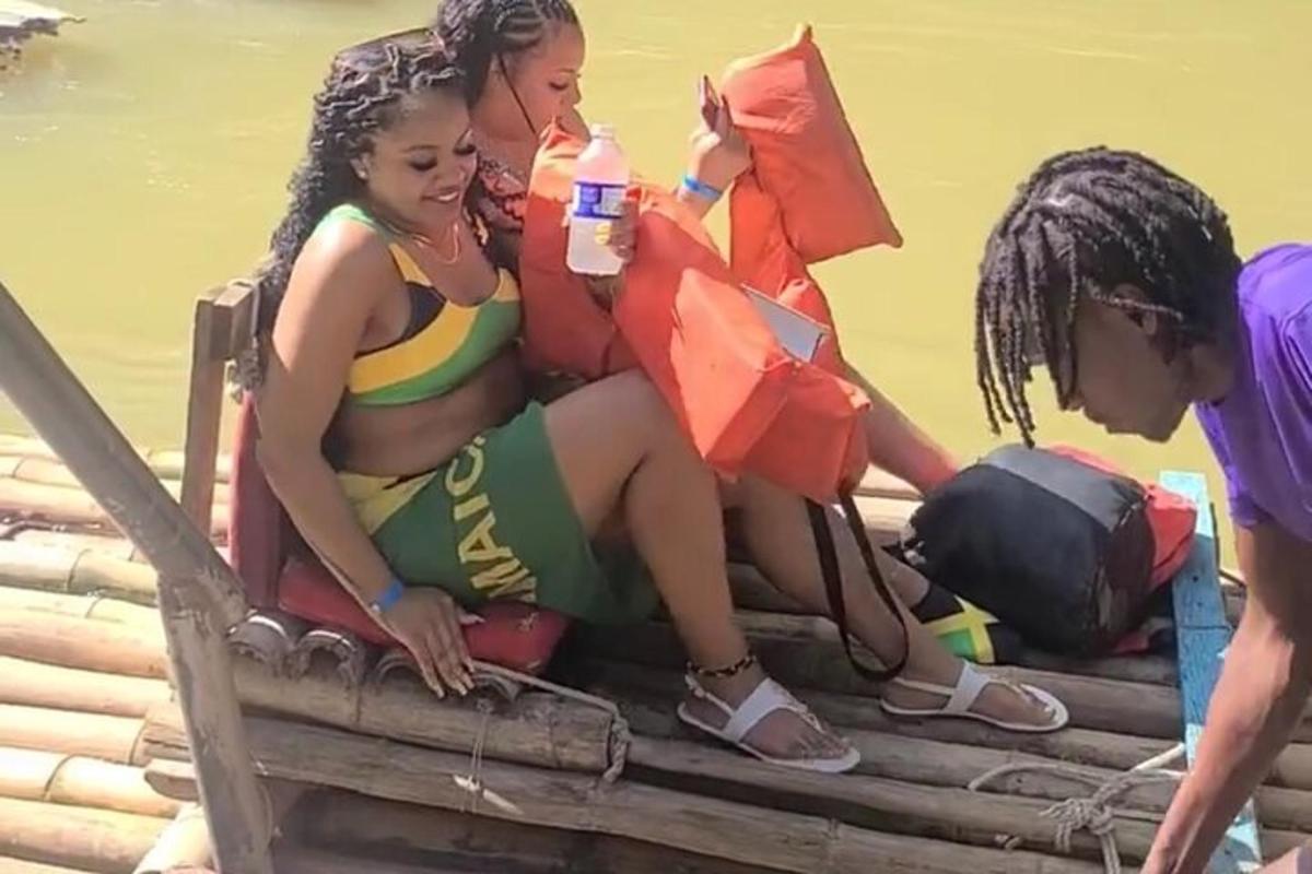 un gruppo di donne sedute su una zattera sull'acqua