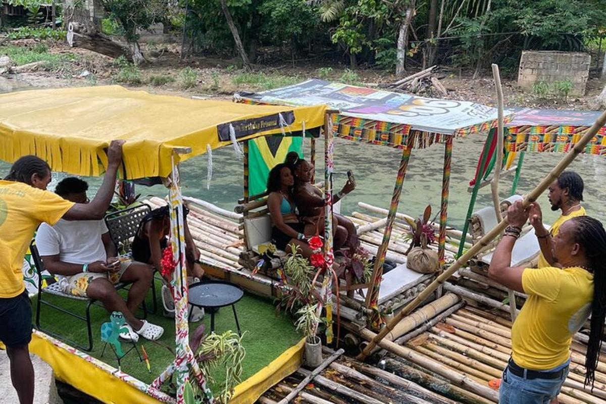 un gruppo di persone su una barca in acqua