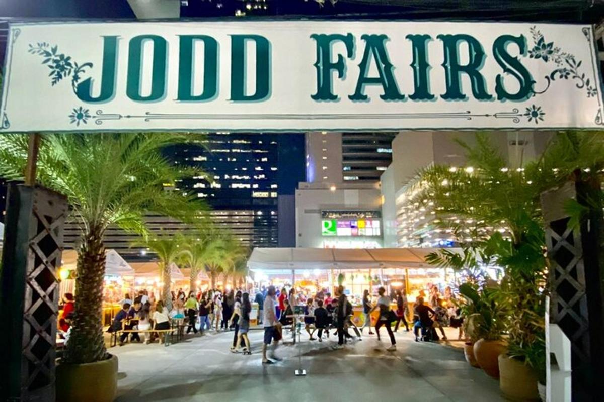 un cartello con la scritta "ingannato alla fiera" davanti a un centro commerciale