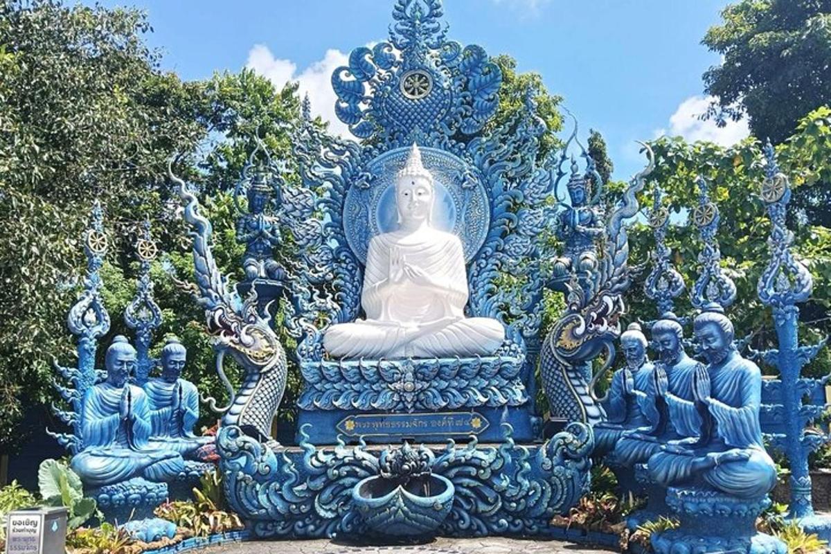 una grande statua blu e bianca in un parco