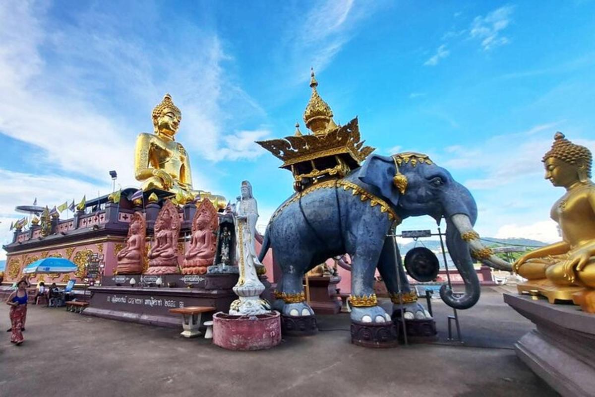 una statua di un elefante davanti a un edificio