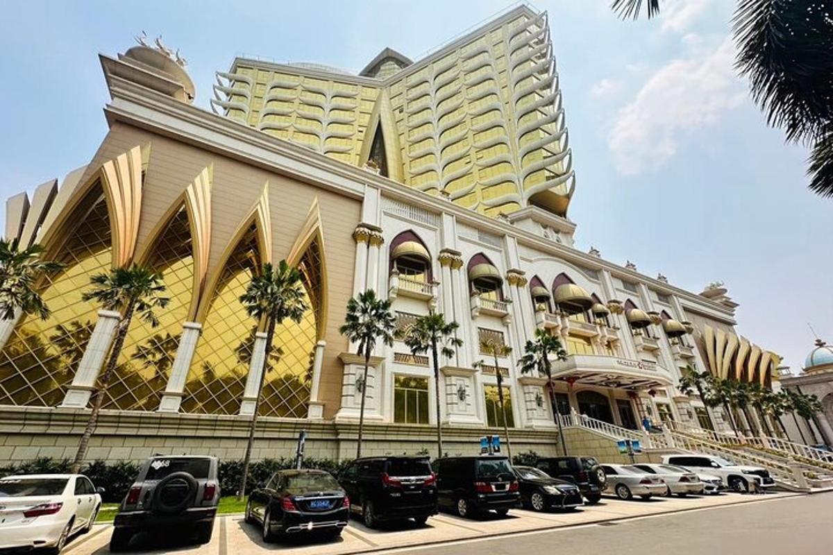 un grande edificio con auto parcheggiate di fronte