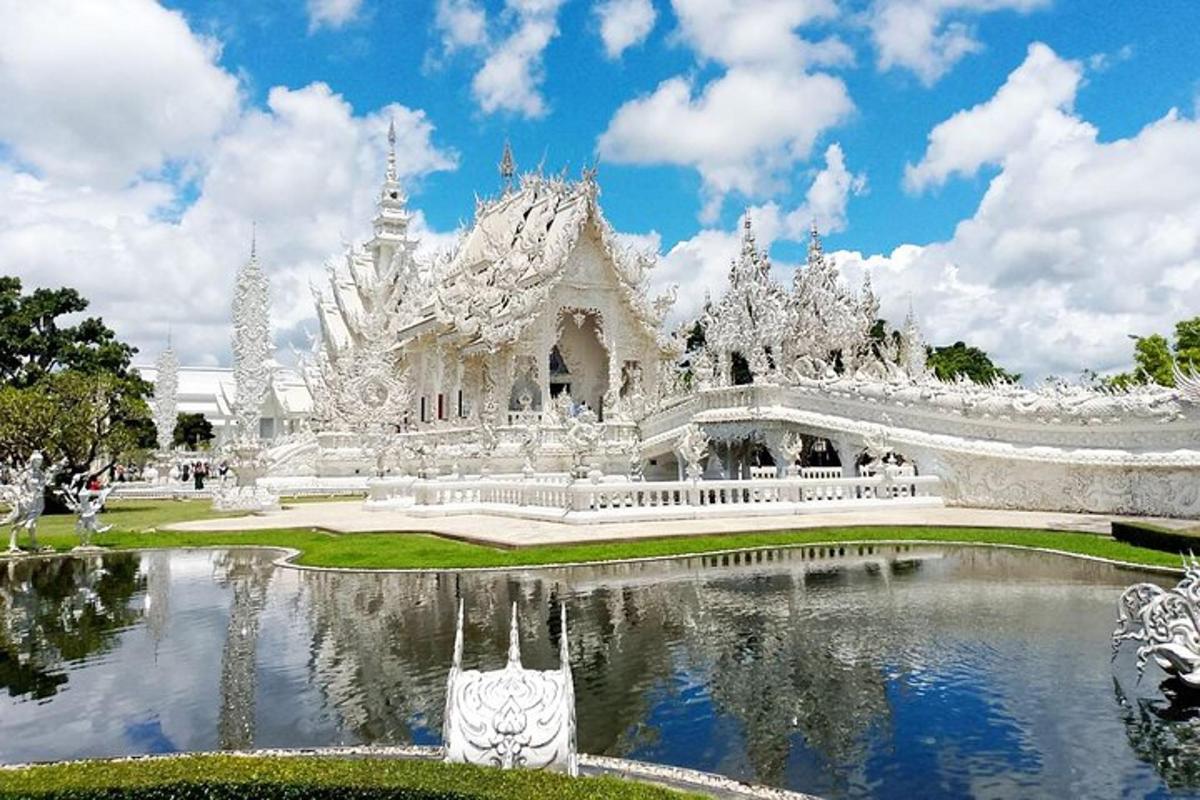 un tempio bianco con uno stagno di fronte