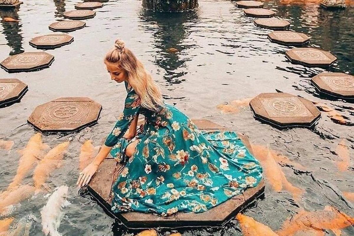 una donna in abito in acqua
