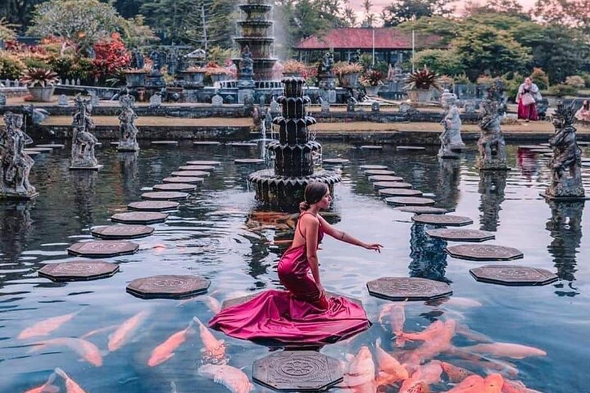 una giovane ragazza nell'acqua di uno stagno con i pesci