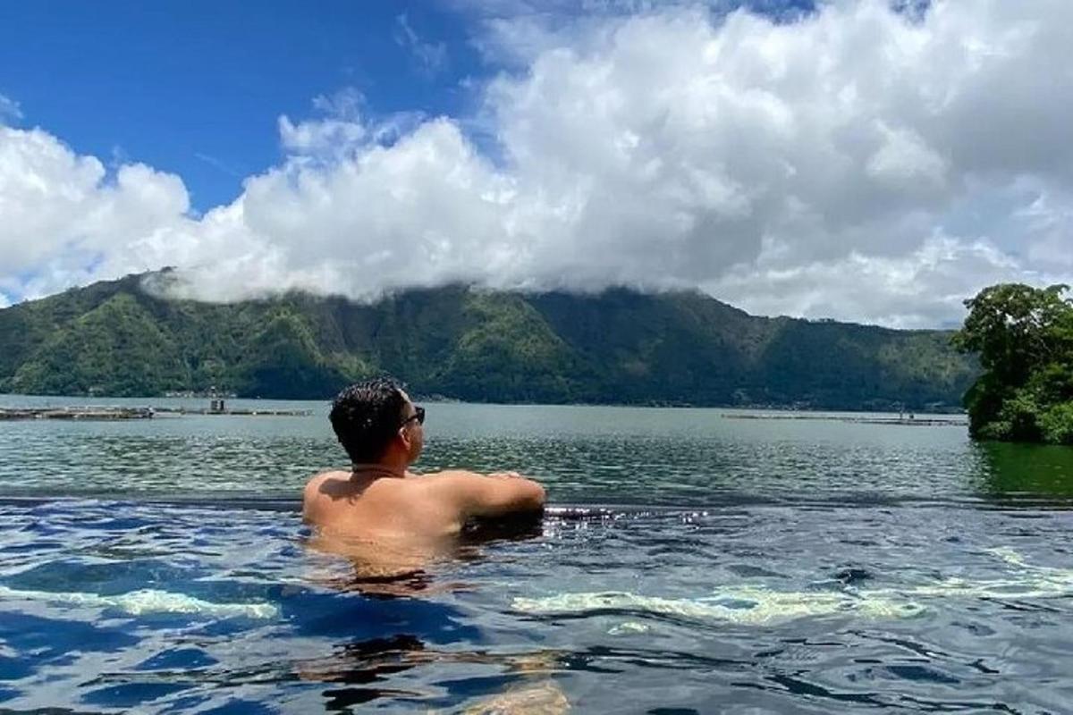 un homme debout dans un plan d'eau
