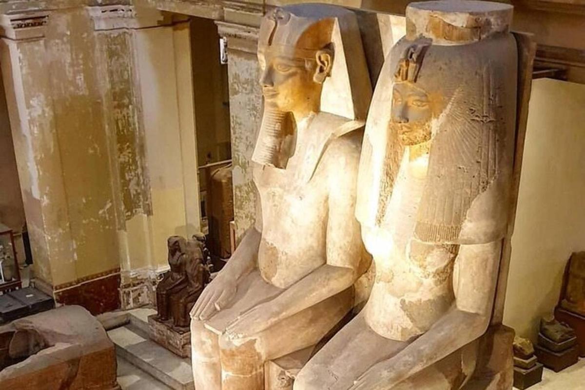patung anubis duduk dalam bilik