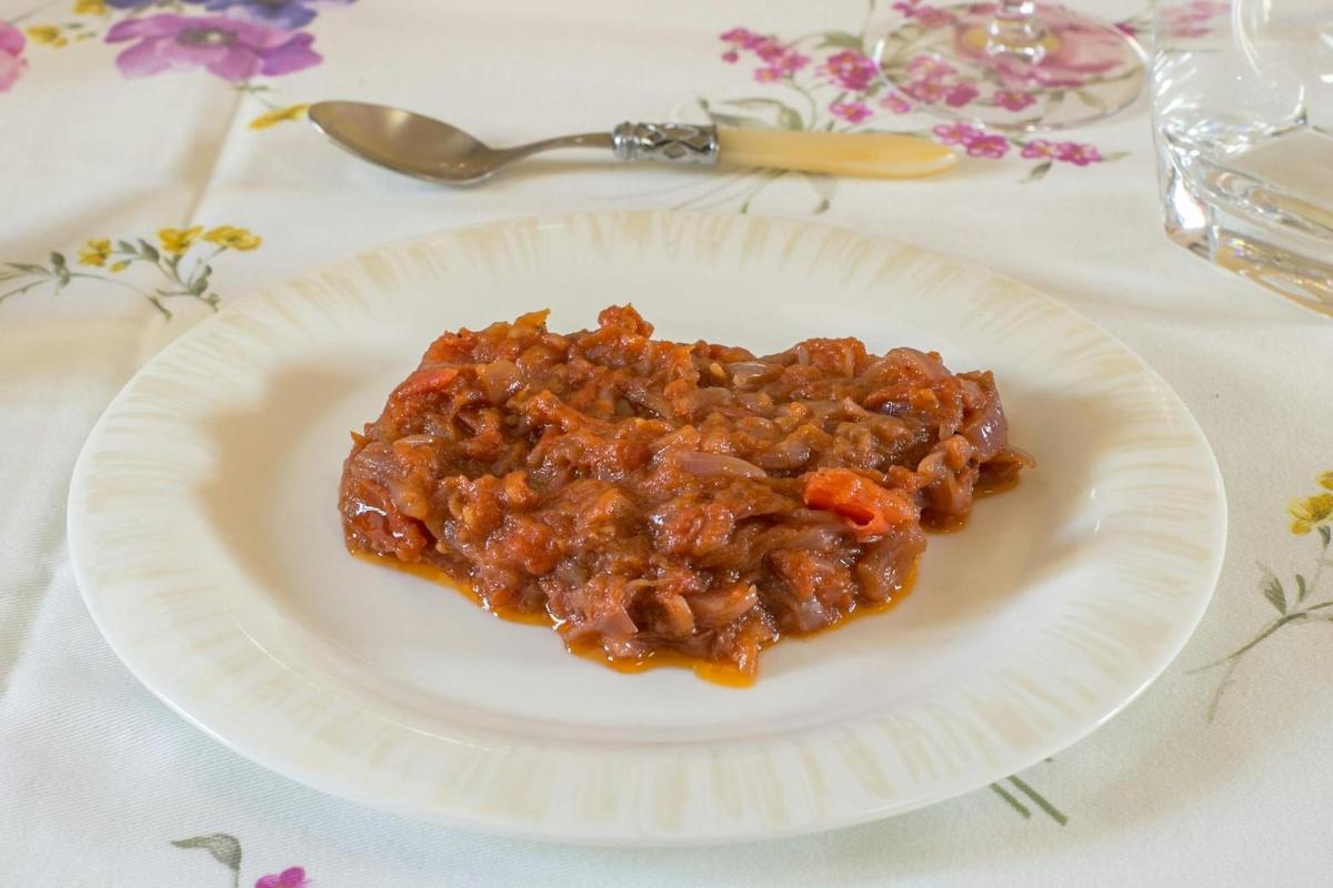 um prato branco de comida sobre uma mesa