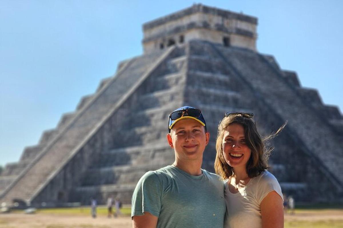 isang lalaki at isang babae na nakatayo sa harap ng isang pyramid