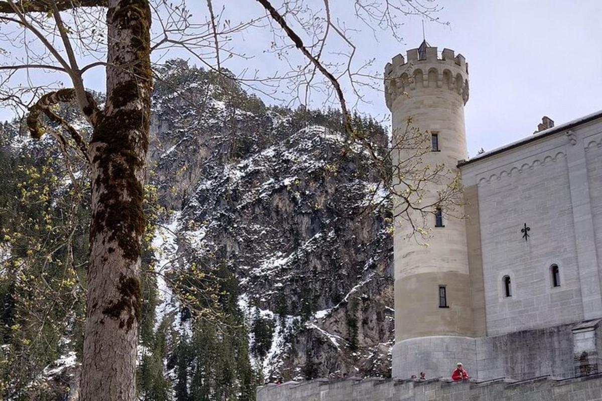 ένα λευκό κάστρο με ένα βουνό στο φόντο