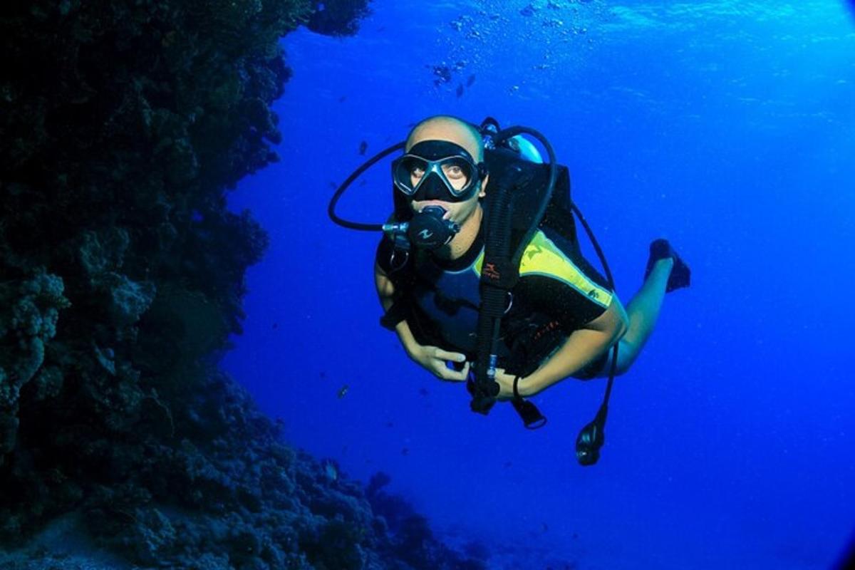 Ένα άτομο με στολή κατάδυσης και γυαλιά κολυμπάει στον ωκεανό