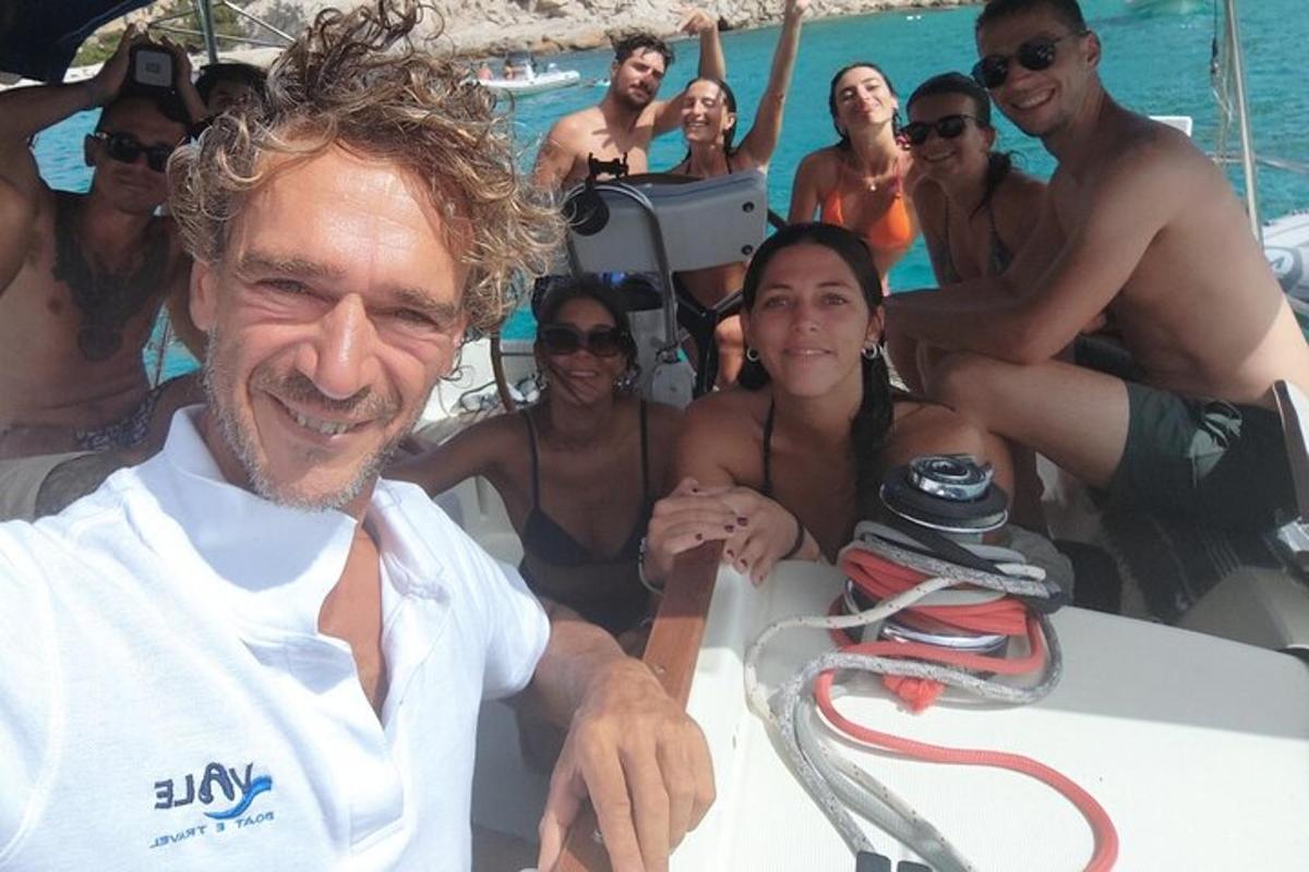 un home assegut en un vaixell amb un grup de persones