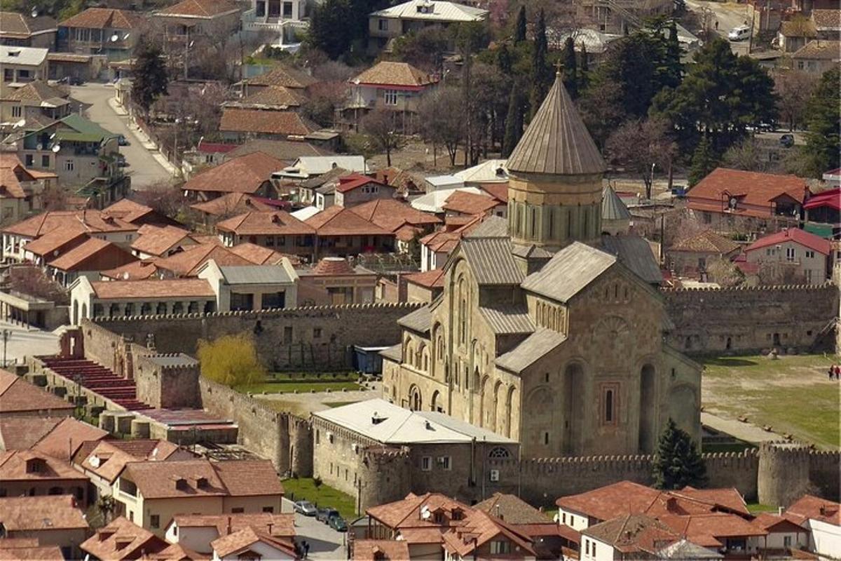 una vista aerea di una città con una chiesa