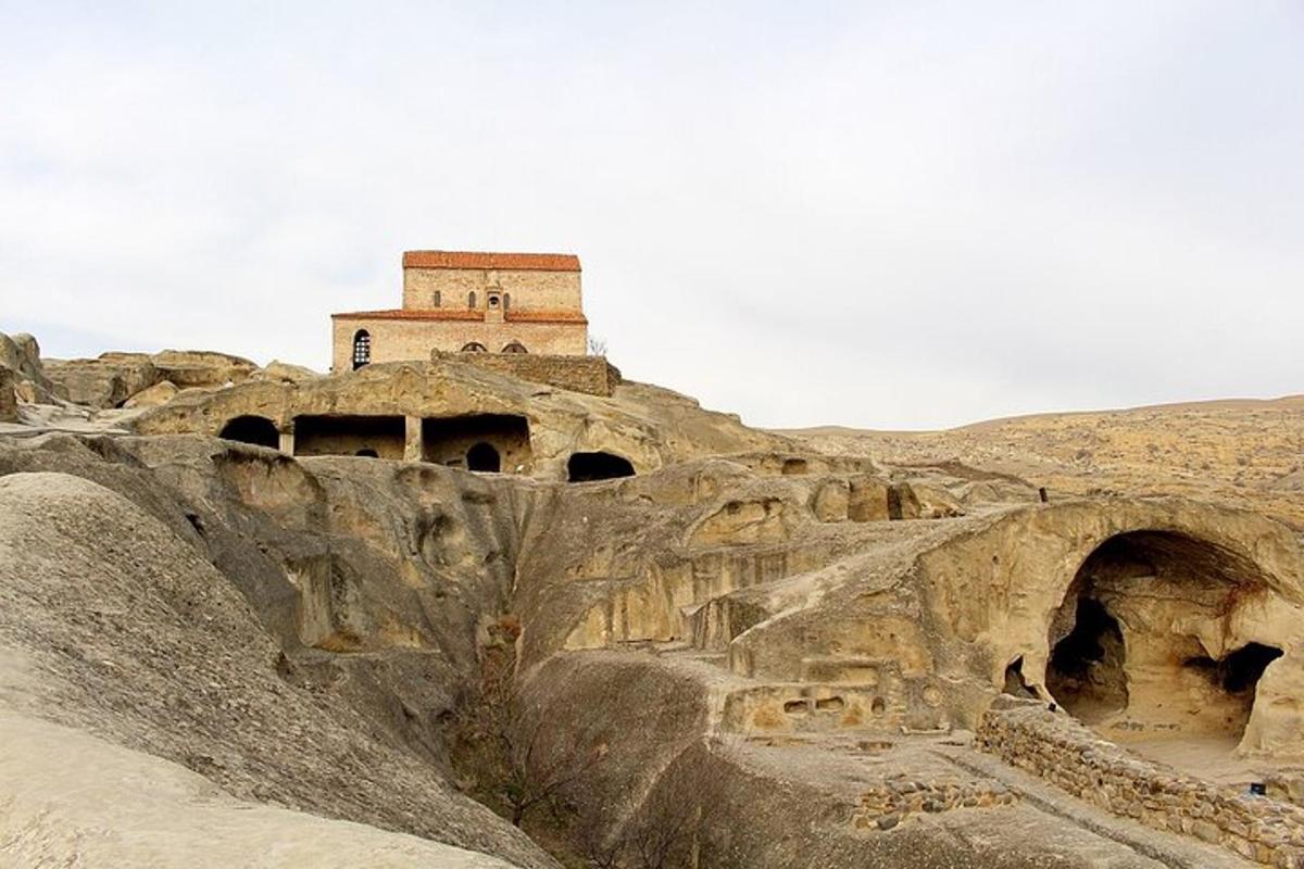 un edificio situato sulla cima di una montagna rocciosa