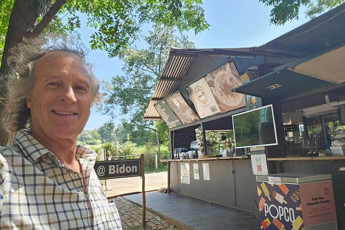 egy idősebb férfi áll egy élelmiszer-stand előtt