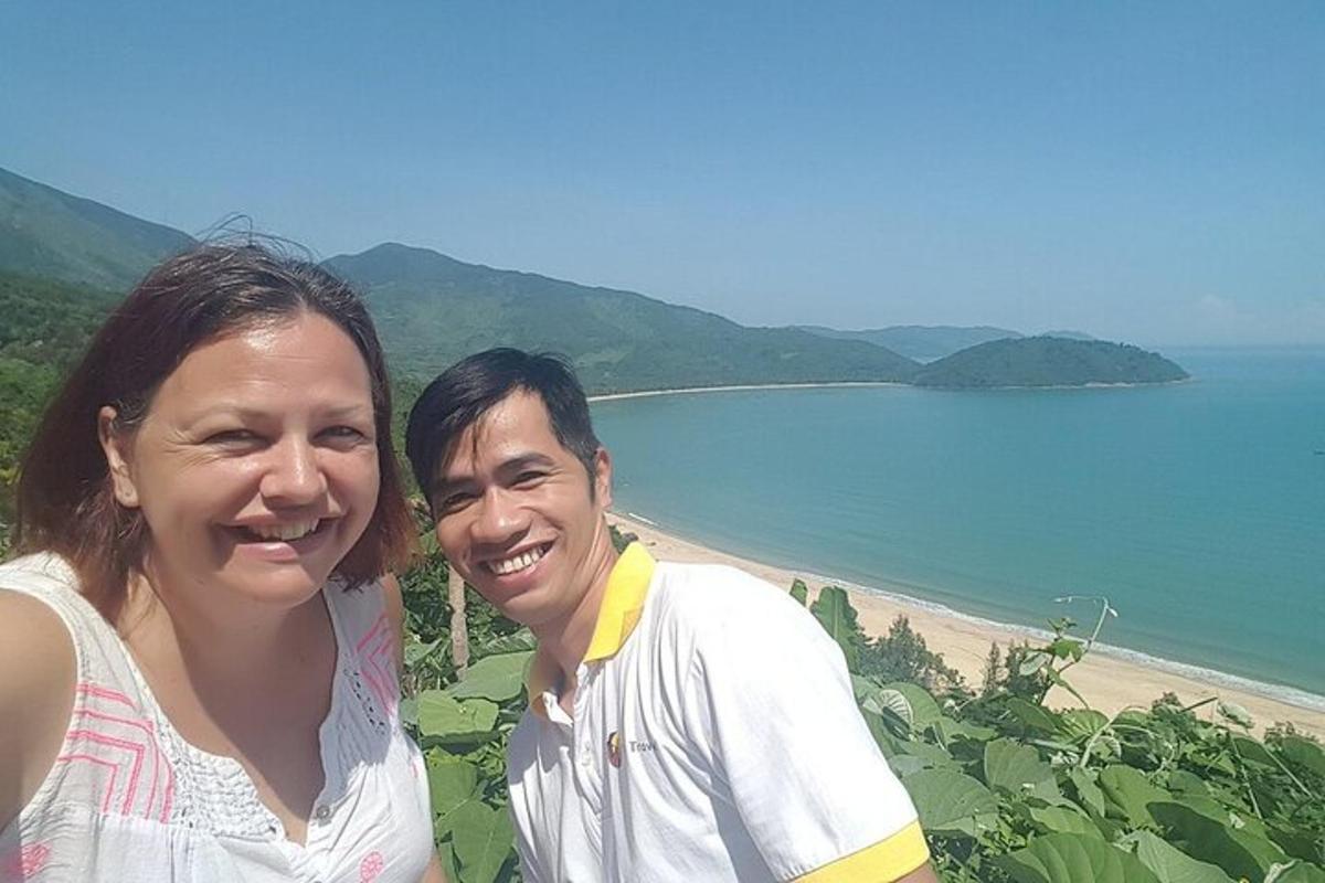 um homem e uma mulher sentados perto de uma praia