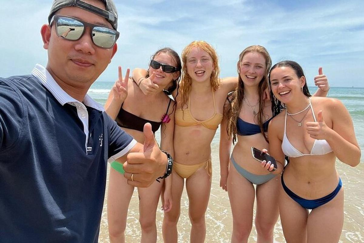um grupo de mulheres em trajes de banho na praia