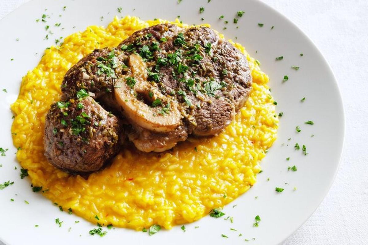 un plat de menjar amb mandonguilles i risotto groc