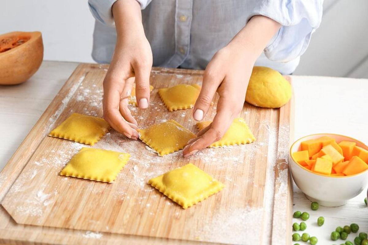 una persona fent wontons en una taula de tallar