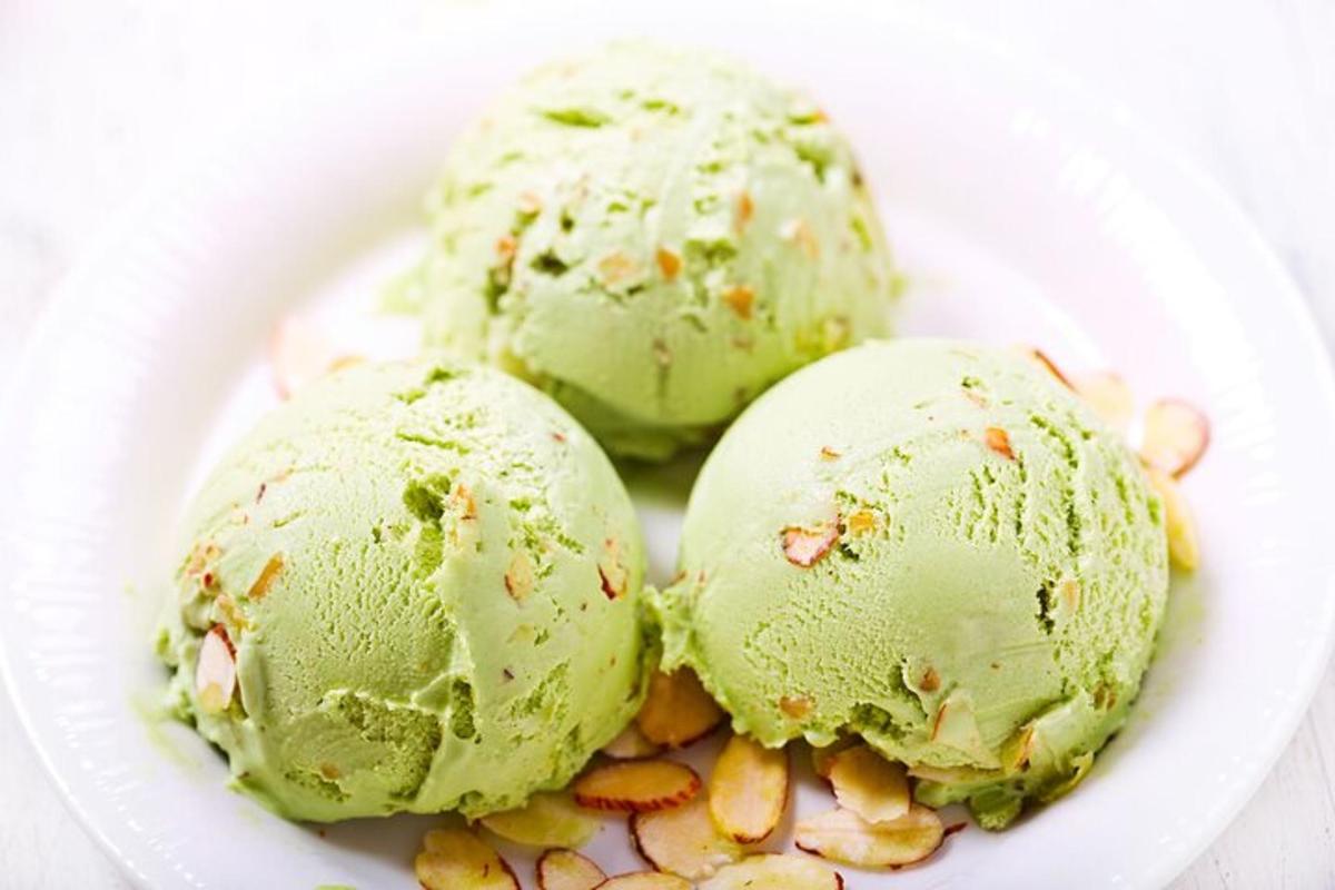 un plat blanc amb tres racions de gelat verd menta