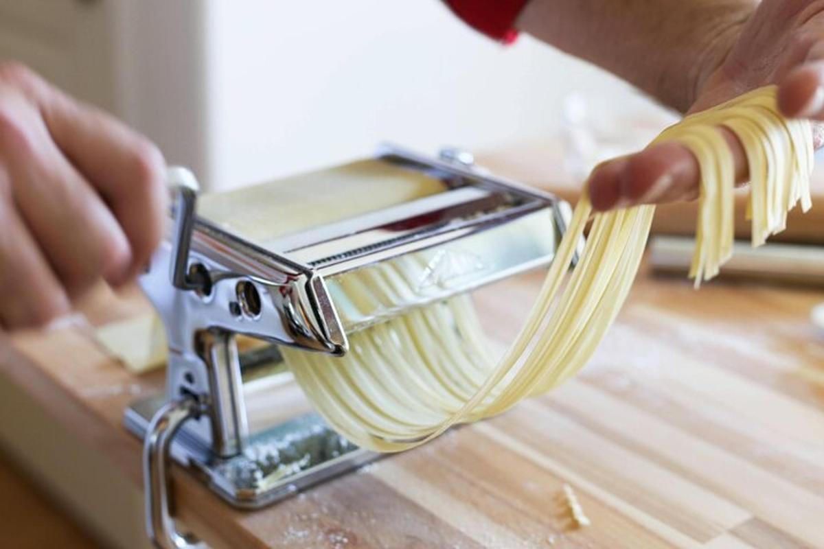 una persona està traient pasta d'una màquina